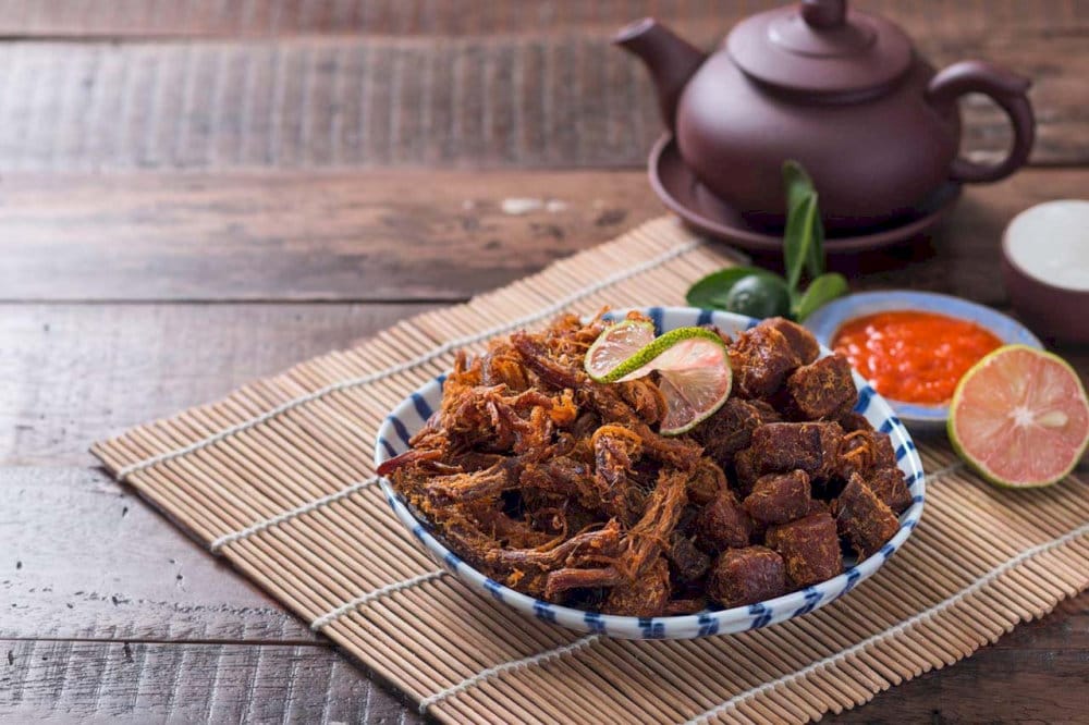 Thịt dê khô ướp tỏi bắt mắt với hương thơm và màu nâu cánh gián tự nhiên 
